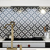 rhombix-nero-polished Glass in a kitchen