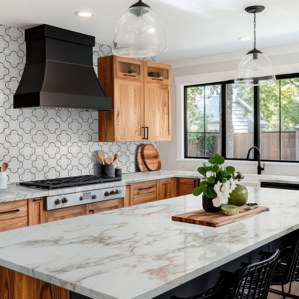 Bianco Quatrefoil Polished 10mm Tile