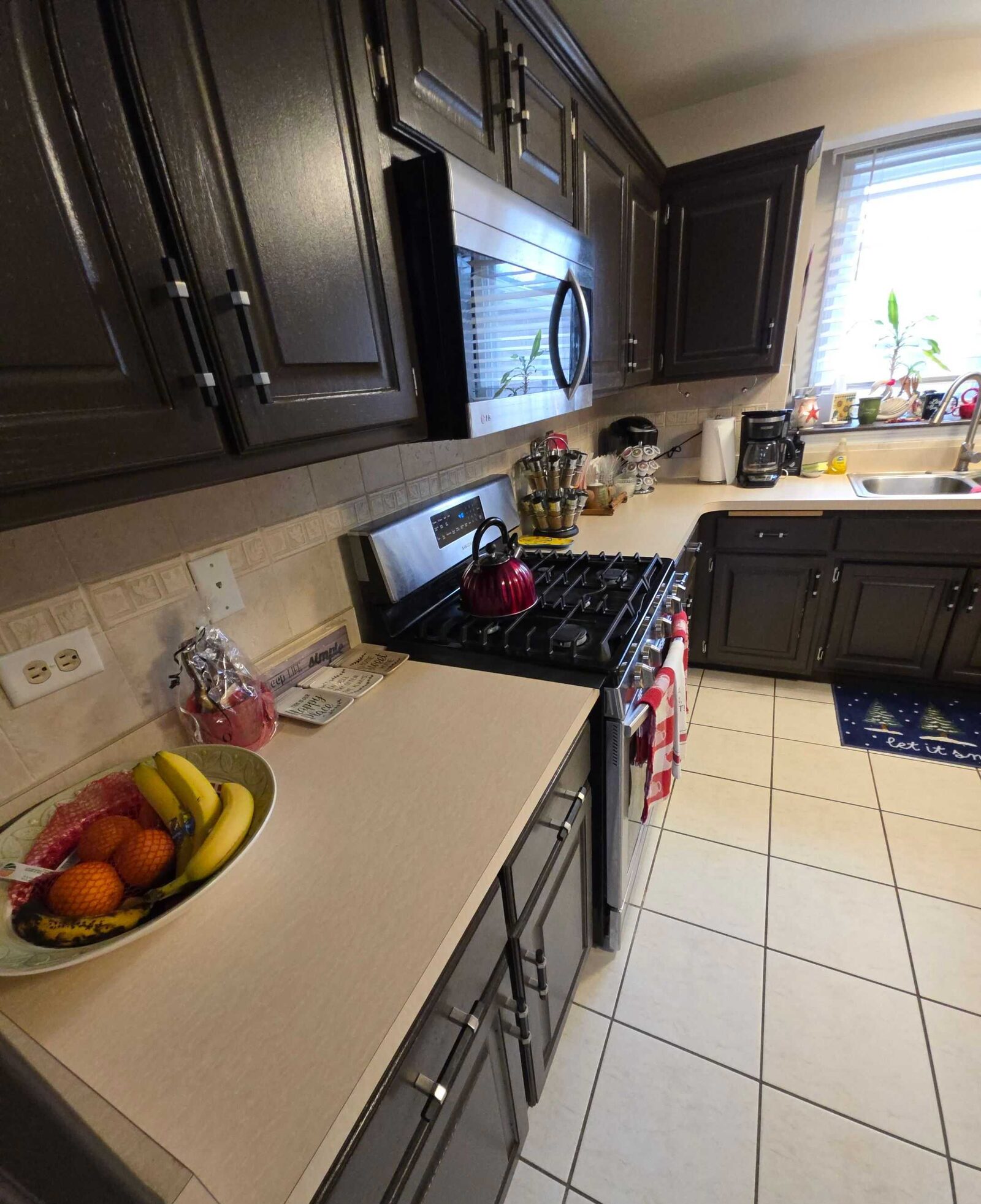 Before: the old counter at the corner turn, with a fruit bowl on the laminate