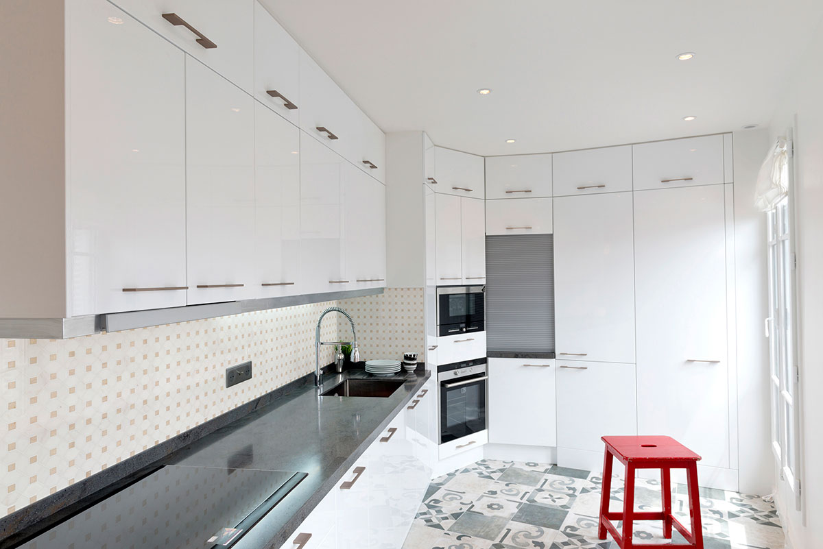 Bianco Dolomite Crema Dotty Polished Marble Mosaic Tile — installed (view 2)