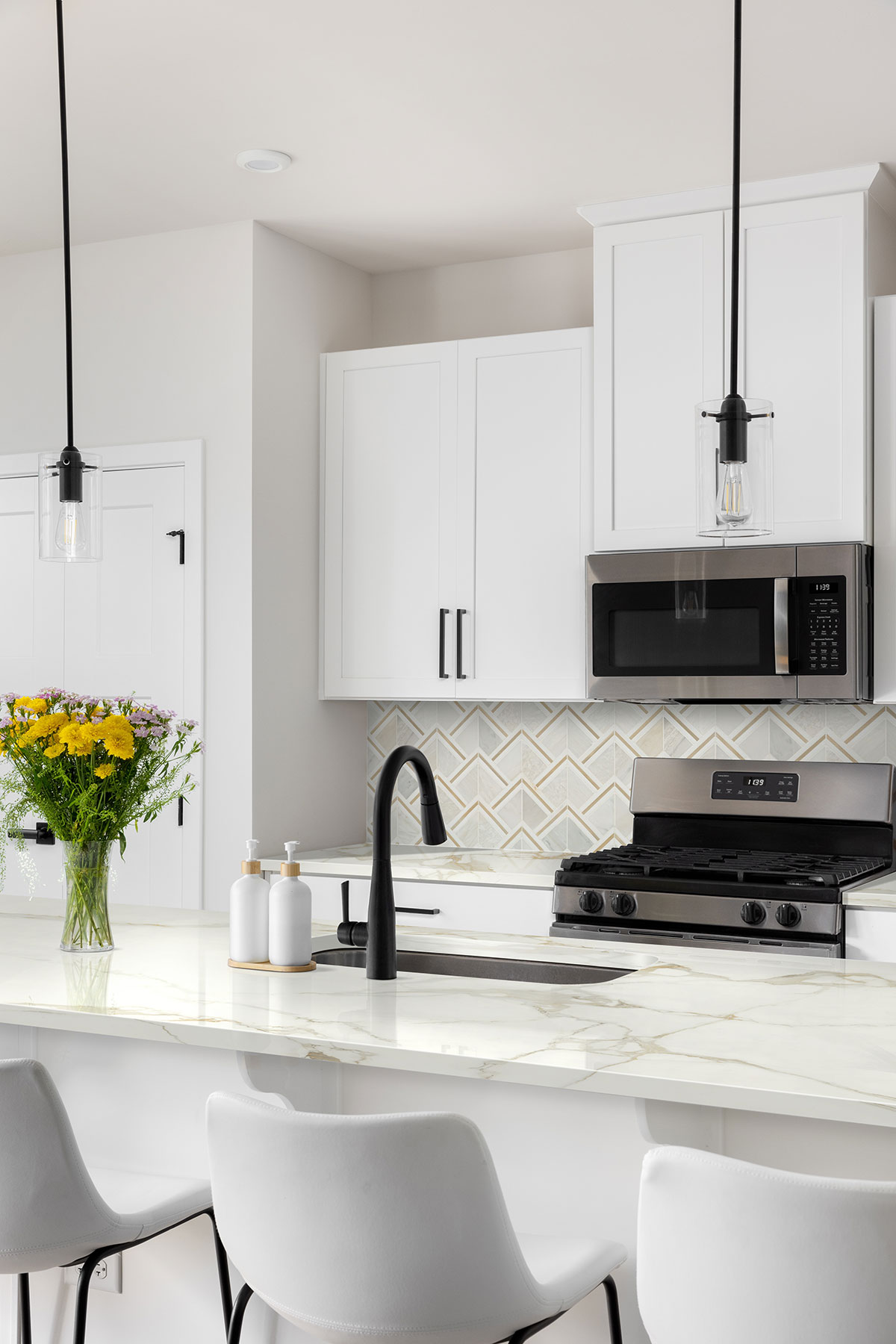 Luxor Kona Gold Pattern — installed in a kitchen (scene 1362)