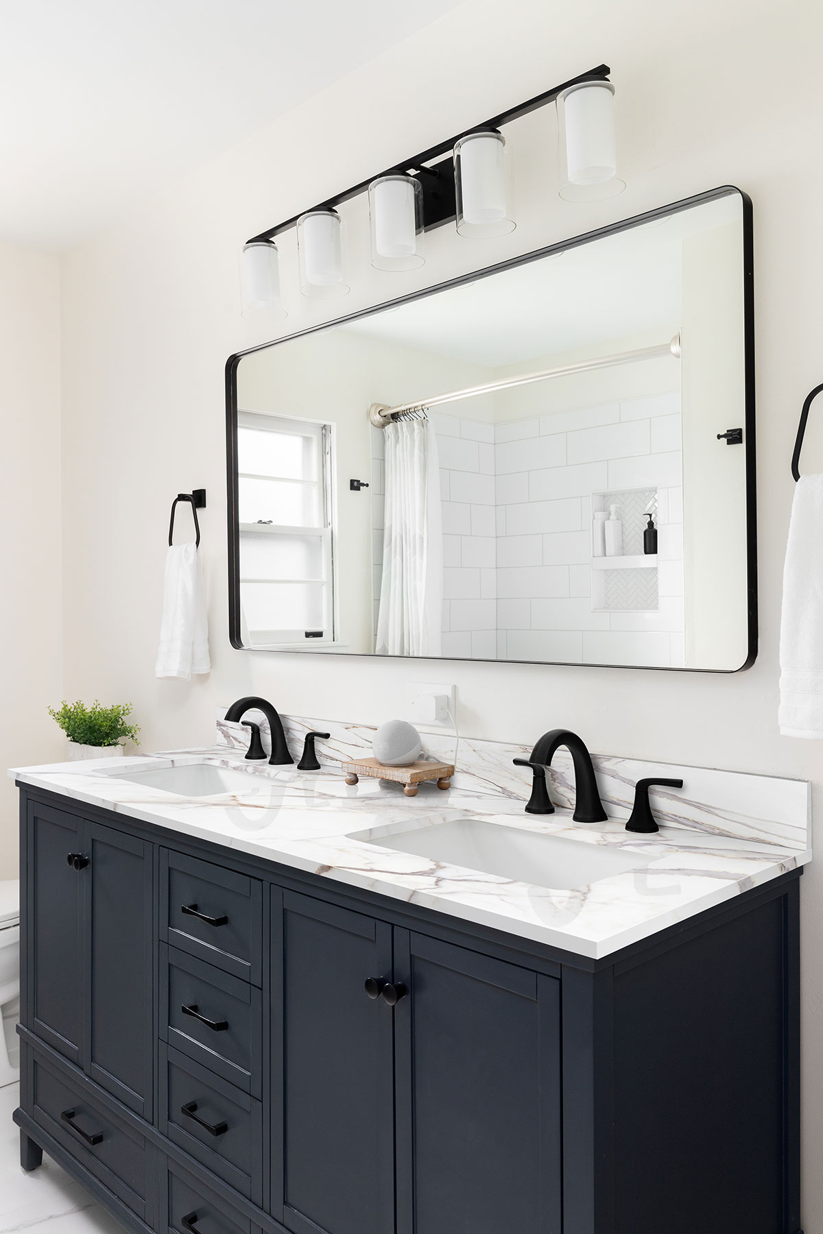 Calacatta Fiorella — installed in a bathroom (scene 0919)