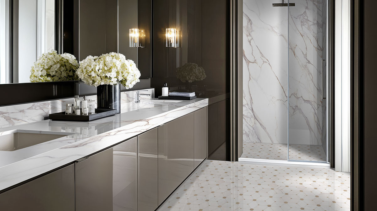 Calacatta Fiorella — installed in a bathroom (scene 1030)